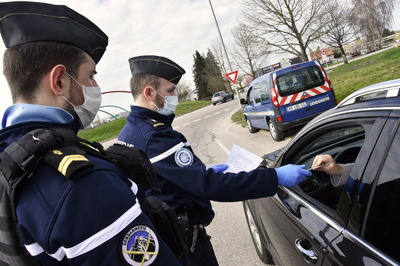 chavelot-la-gendarmerie-controle-les-attestations-obligatoires-des-automobilistes-apres-la-mise-en-place-des-nouvelles-mesures-de-confinement-photo-eric-thiebaut-1586797162
